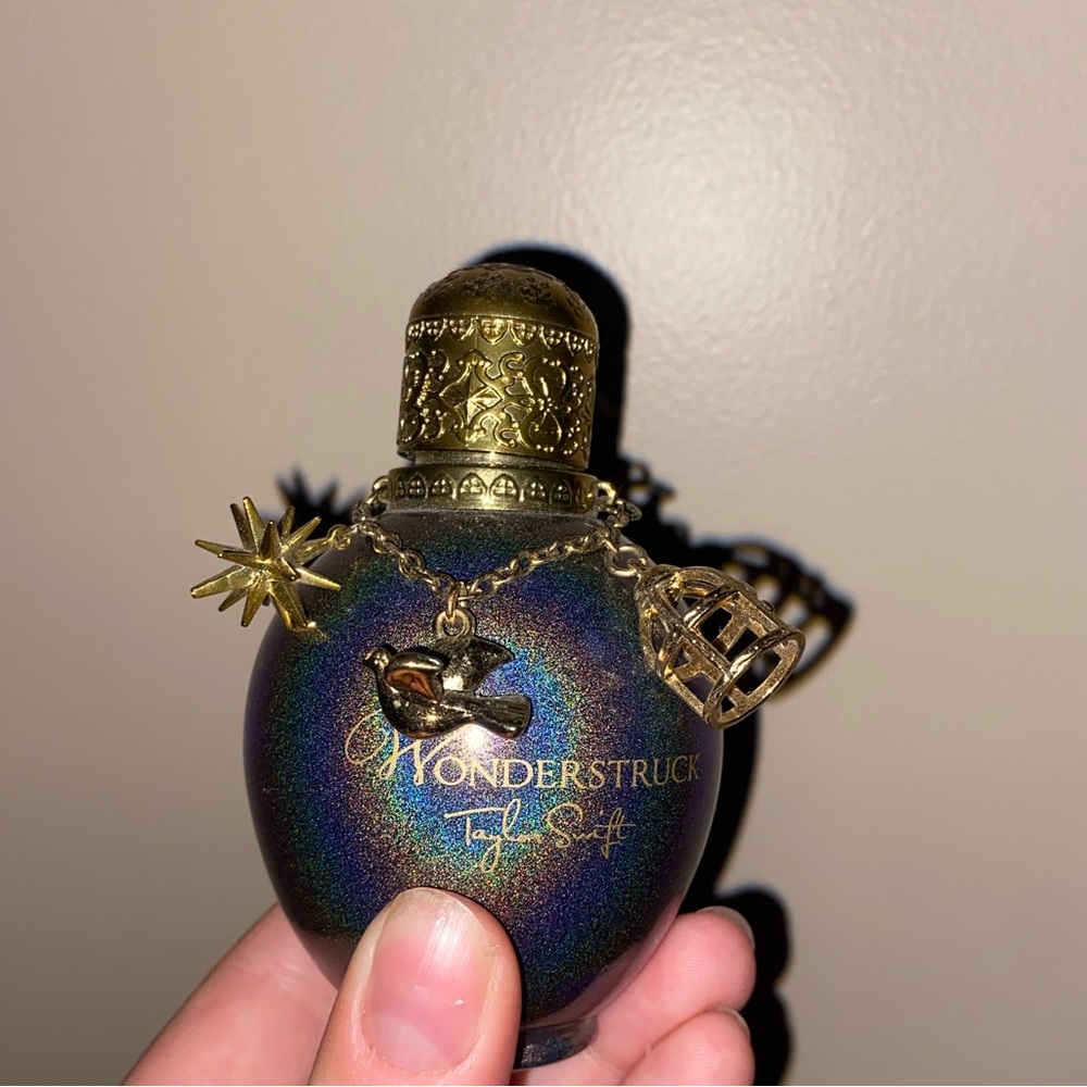 Full bottle of wonderstruck by Taylor swift